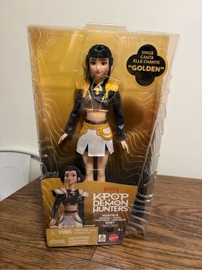 K-pop Demon hunters Huntr X Zoey singing doll